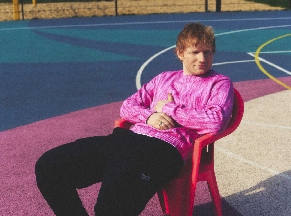 Ed Sheeran anuncia seu novo álbum "PLAY" / Crédito: Petros Studio